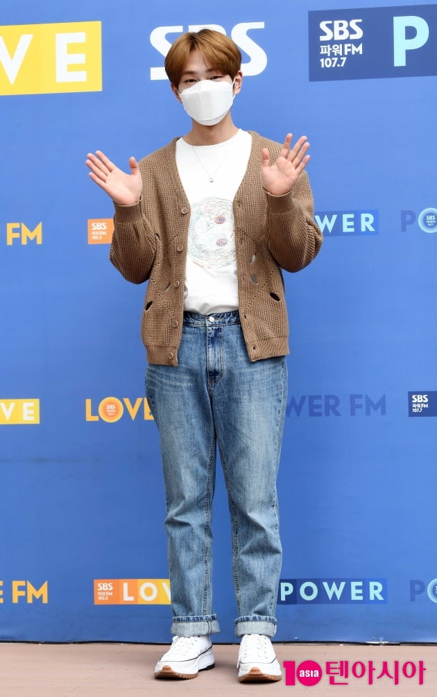 [TEN 포토] 샤이니 온유 '오랜만에 인사드려요'