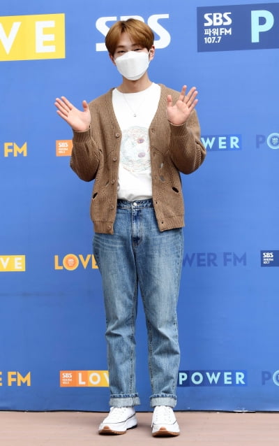 [TEN 포토] 샤이니 온유 '오랜만에 인사드려요'