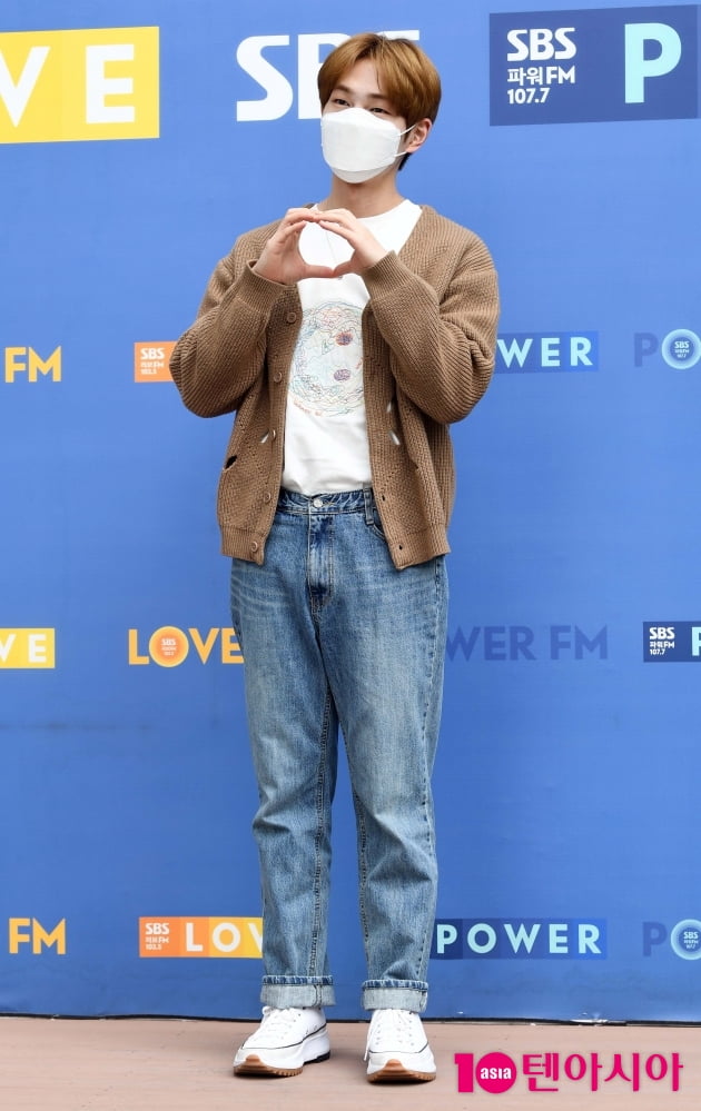 [TEN 포토] 샤이니 온유 '심쿵 하트'