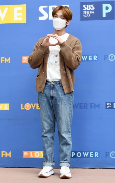 [TEN 포토] 샤이니 온유 '심쿵 하트'