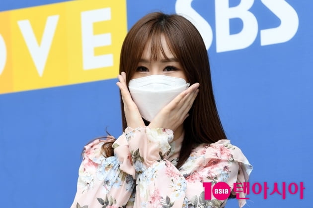 [TEN 포토] 윤수현 '꽃받침도 귀엽게'