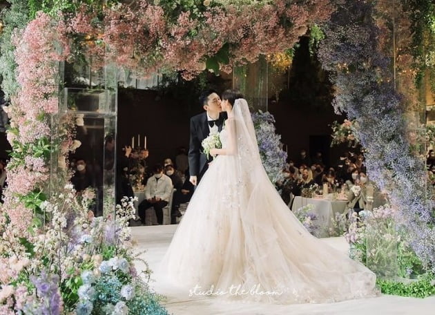 '새신랑 5일 차' 슬리피, ♥아내와 진한 입맞춤…동화 속 한 장면[TEN★]