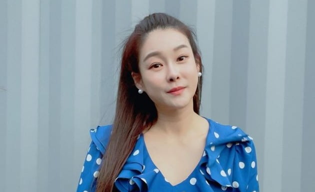 '80억 CEO' 현영, 파란 원피스로 남다른 데일리룩 완성…포인트=진주 귀걸이[TEN★]