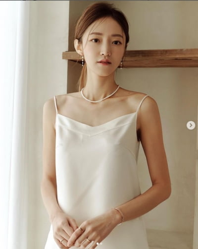 '임창정♥' 서하얀, 파격적 슬립 원피스...음푹 파인 쇄골라인엔 물 고이겠네[TEN★]