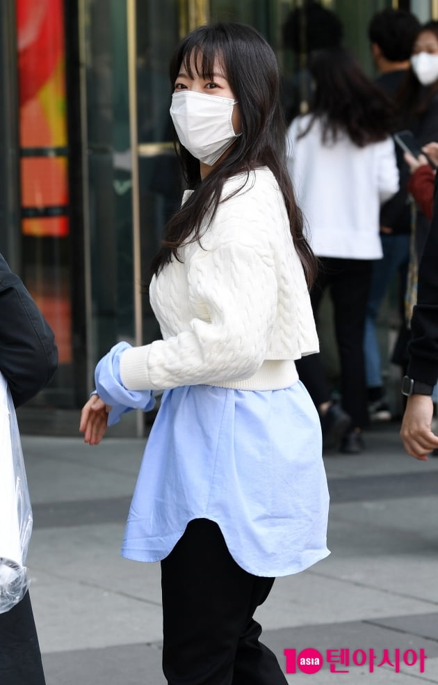 [TEN 포토] 천우희 '뒤돌아보면 심쿵'