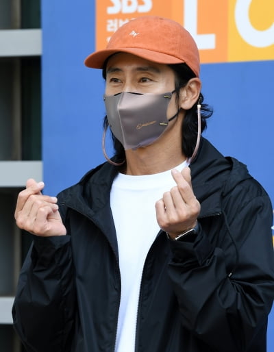 [TEN 포토] 신하균 '멋진 하트~'