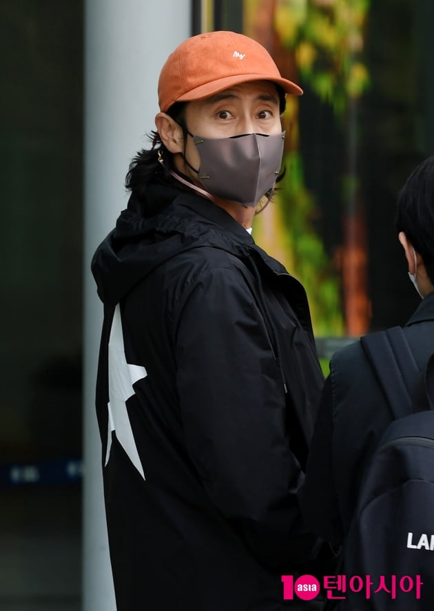 [TEN 포토] 신하균 '라디오에서 만나요'