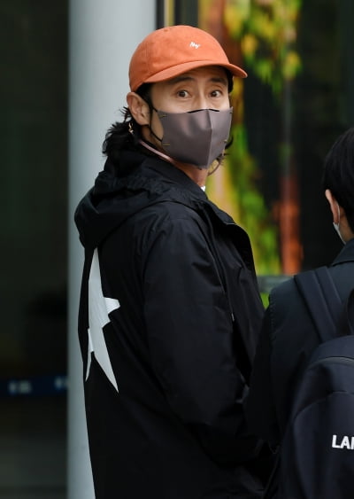 [TEN 포토] 신하균 '라디오에서 만나요'