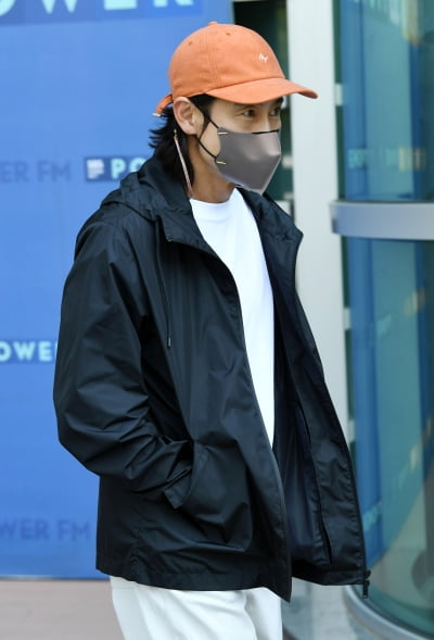 [TEN 포토] 신하균 '일상이 화보'
