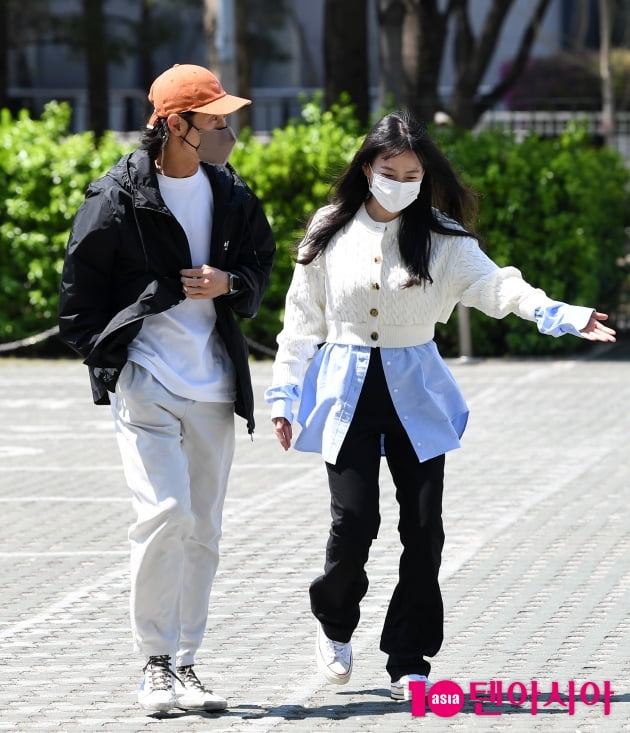 [TEN 포토] 천우희 '신하균 선배 에스코트 하며'