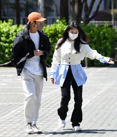 [TEN 포토] 천우희 '신하균 선배 에스코트 하며'