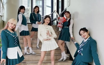 아이브, '러브 다이브'로 1위 수집 중…장원영 '뮤뱅' 트로피 품에 안았다