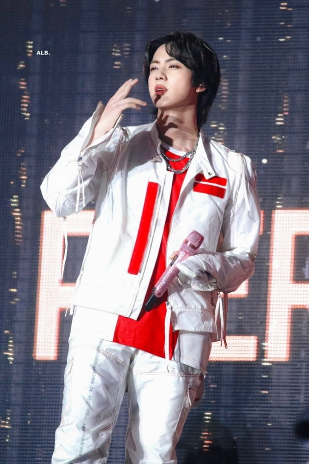 방탄소년단 진, 라스베이거스를 ‘Jin City’로 변하게 하는 '글로벌 영향력'