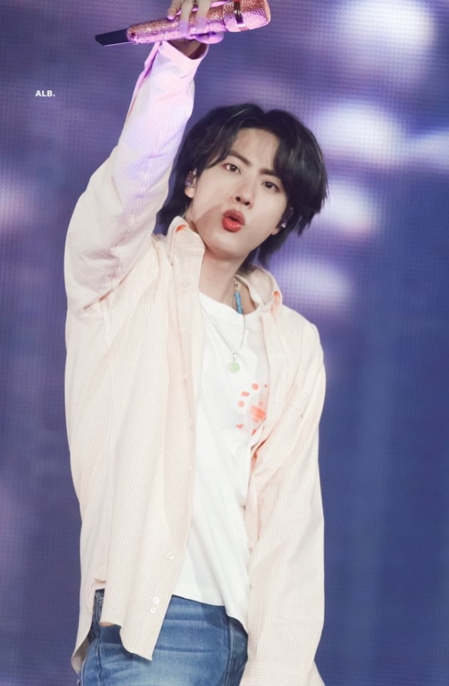 방탄소년단 진, 라스베이거스를 ‘Jin City’로 변하게 하는 '글로벌 영향력'