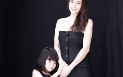 '남편과 별거 3년' 최정윤, 딸과 찍은 가족사진 "만삭 사진 이어…" [TEN★]