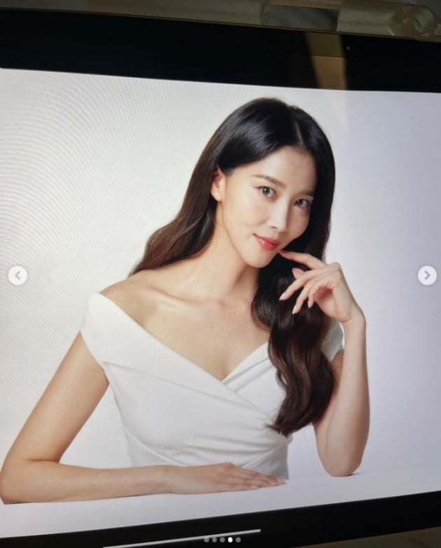 오윤아, 아찔한 쇄골라인+볼륨감 넘치는 몸매...16살 애 엄마 맞어[TEN★]