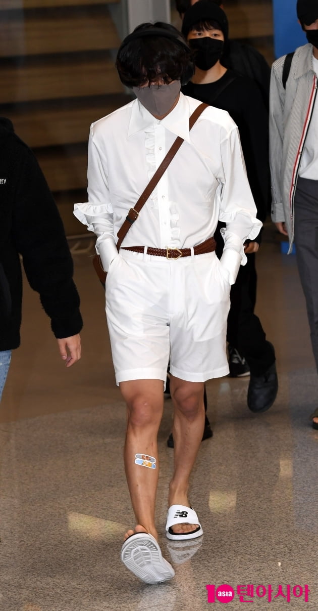 [TEN 포토] BTS 뷔 '피투성이가 된 다리'