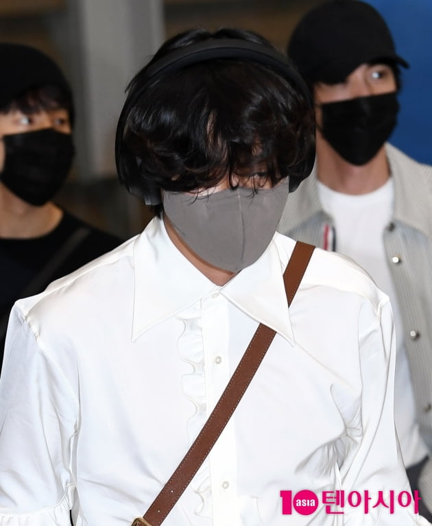 [TEN 포토] BTS 뷔 '마스크로 가려도 잘생김'