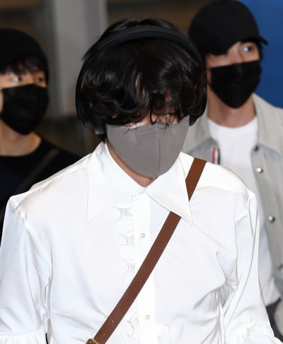 [TEN 포토] BTS 뷔 '마스크로 가려도 잘생김'