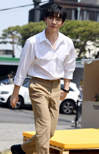[TEN 포토] 이준호 '봄햇살에 더해진 멋짐'