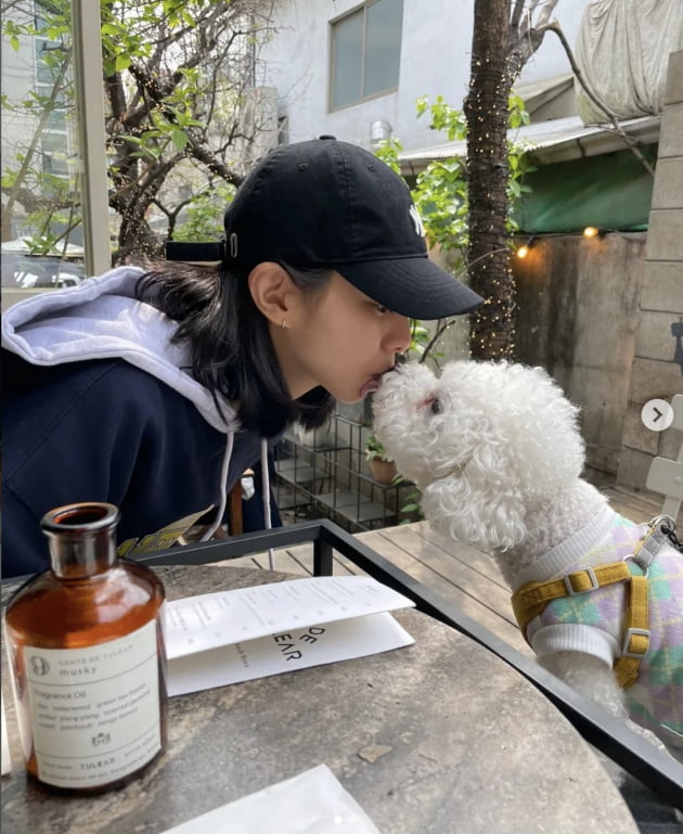 유이, 생크림을 이렇게 퍼먹어도 '앙상'…강아지보다 작은 얼굴 [TEN★]