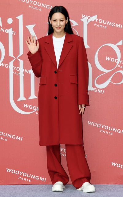 [TEN 포토] 수현 '우아한 손인사'