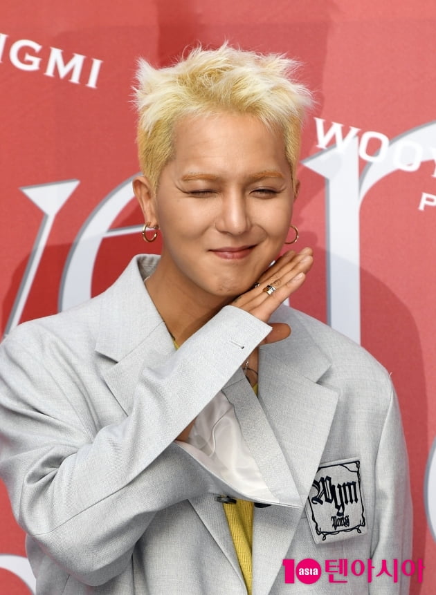 [TEN 포토] 송민호 '센스 넘치는 꽃받침'