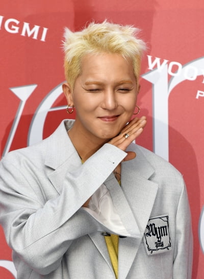 [TEN 포토] 송민호 '센스 넘치는 꽃받침'