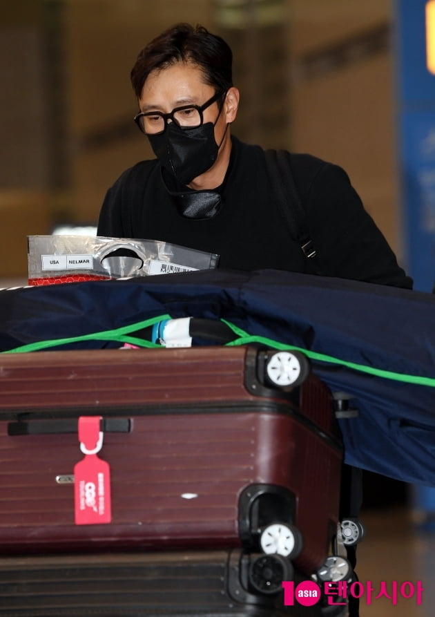 [TEN 포토] 이병헌 '손수 캐리어 끌고 귀국'