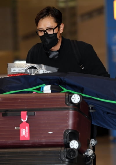 [TEN 포토] 이병헌 '손수 캐리어 끌고 귀국'
