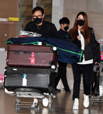 [TEN 포토] 이병헌-이민정 부부 '해외여행 마치고 귀국'