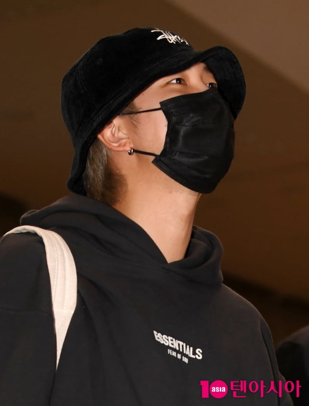 [종합] 방탄소년단 RM, 개인 일정 마치고 뒤늦게 귀국…눈웃음으로 인사