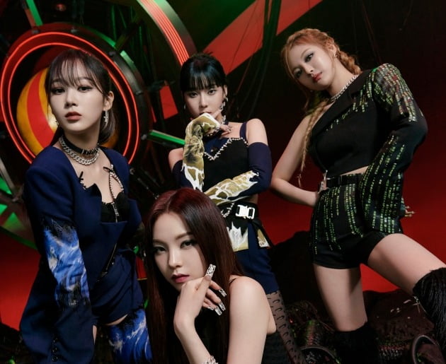 에스파 'Savage', iF 디자인 어워드 본상…메타버스 '광야' 패키징 通했다