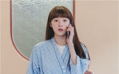 '별똥별' 이성경, K-직장인 됐다… 병원복 입고 열일