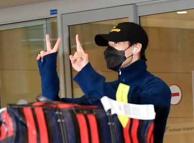[TEN 포토] 뱀뱀 '팬들에게 귀여운 브이'