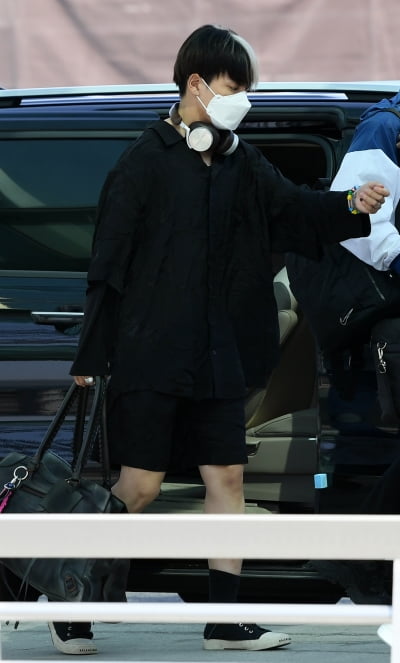 [TEN 포토] 에이티즈 홍중 '계절 앞서가는 반바지'