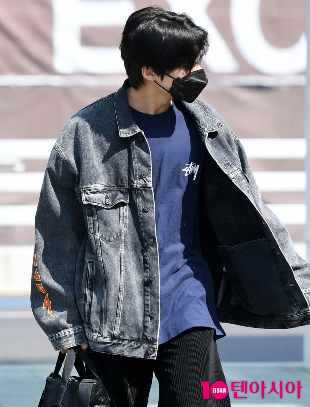 [TEN 포토] 에이티즈 우영 '봄바람 맞으며 출국'