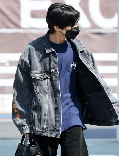 [TEN 포토] 에이티즈 우영 '봄바람 맞으며 출국'