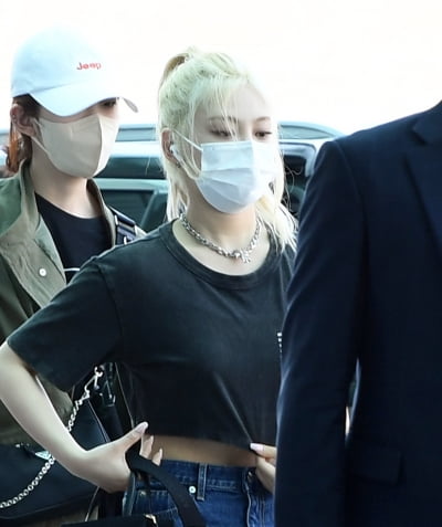 [TEN 포토] 에스파 닝닝 '상의가 너무 짧아 바쁜손'