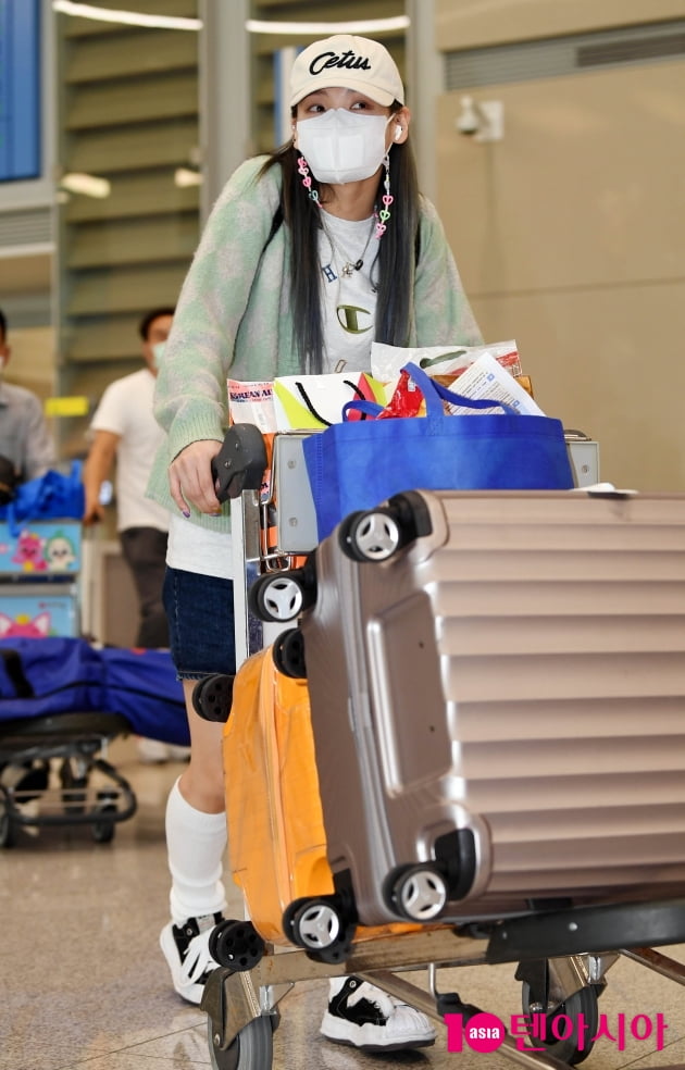 [TEN 포토] 김지향 '손수 캐리어 끌고 입국'