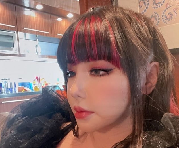 박봄, 초근접샷 굴욕 無→여전한 볼륨감…돌아온 전성기 외모[TEN★]