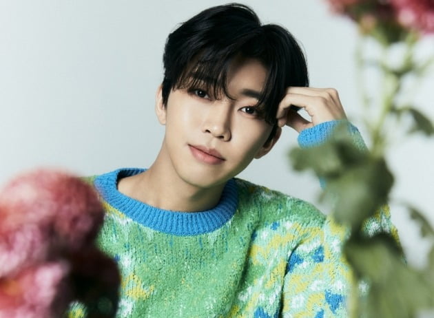 꽃과 만난 임영웅, 영웅시대 홀린 완벽 비주얼…훈훈함은 덤