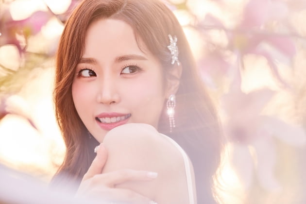 걸그룹 출신 화연, 방시혁 프로듀싱 '꽃핀다'로 트로트 가수 데뷔