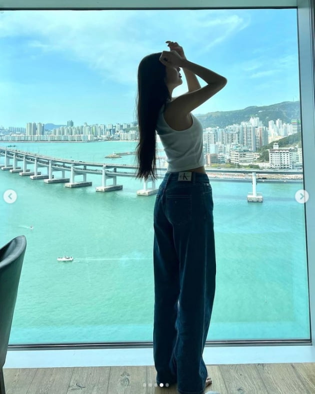 레드벨벳 조이, 청바지+흰티만 입어도 빛나네...개미허리[TEN★]