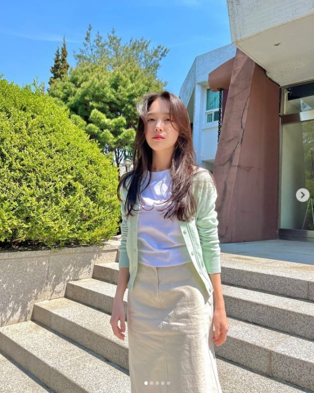 방민아, 화사한 봄처녀...가방 열렸는데 어디를[TEN★]