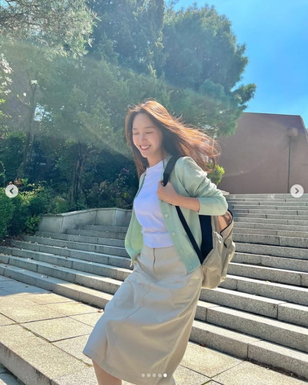 방민아, 화사한 봄처녀...가방 열렸는데 어디를[TEN★]