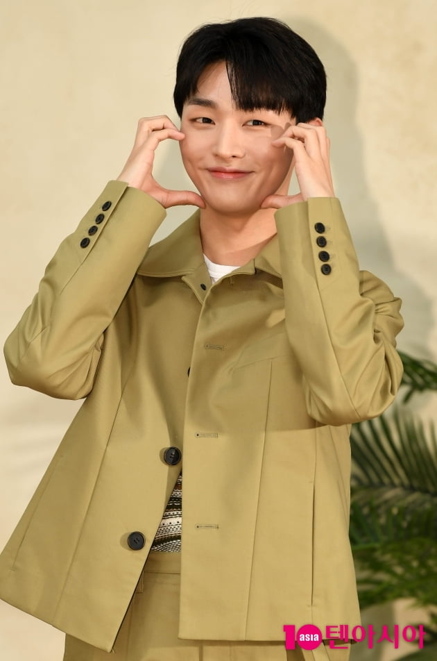 [TEN 포토] 윤지성 '찬란한 볼하트'