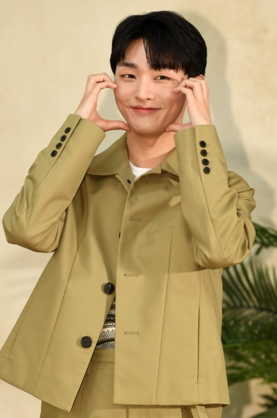 [TEN 포토] 윤지성 '찬란한 볼하트'