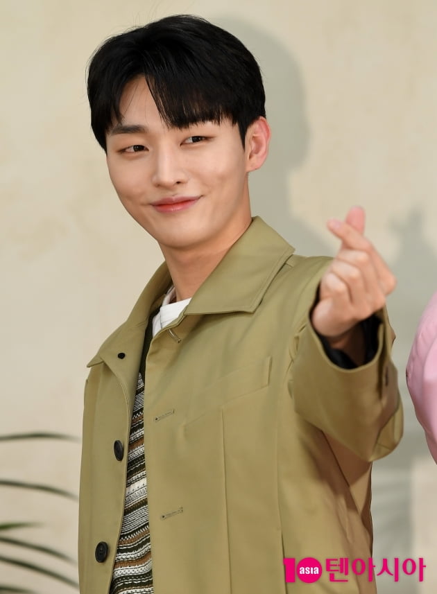 [TEN 포토] 윤지성 '소장욕구 부르는 하트'