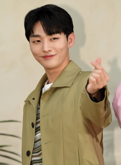 [TEN 포토] 윤지성 '소장욕구 부르는 하트'